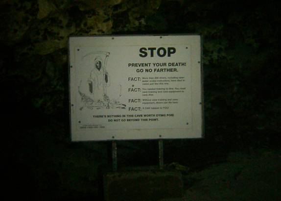 O tradicional aviso no início da área escura da caverna alagada de Ginnie Springs, na Flórida, nos Estados Unidos